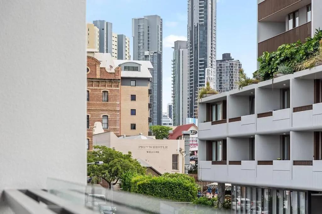 Apartment Central & Stylish! 1Bed/1Bath/1Car ~ 5 Mins To Cbd Brisbane
