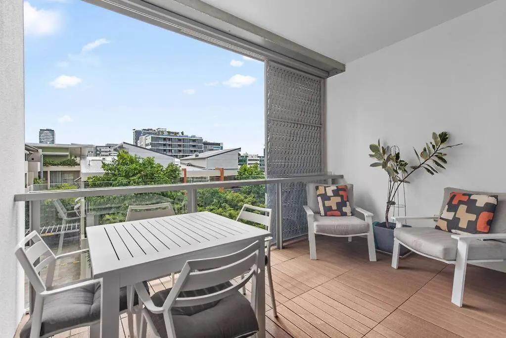 Central & Stylish! 1Bed/1Bath/1Car ~ 5 Mins To Cbd Brisbane