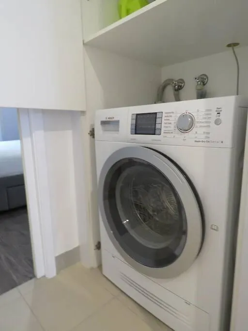 Central & Stylish! 1Bed/1Bath/1Car ~ 5 Mins To Cbd Brisbane 0*,